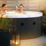 couple dans leur jacuzzi après l'installation d'un spa dans leur extérieur