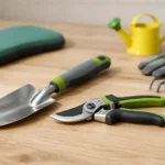 Outils de jardinage ergonomiques pour personnes âgées: sélection confortable de bêche légère et sécateur.